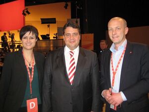 Joachim Wolbergs und Katja Vogel mit Sigmar Gabriel (m.)