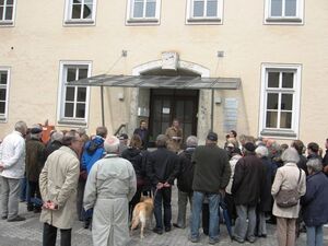 Dr. Thomas Burger und Hubert H. Wartner umringt von Interessierten.