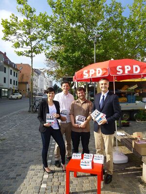 Erfolgreiche Verteilung der Jubiläumsausgabe bei strahlendem Sonnenschein.