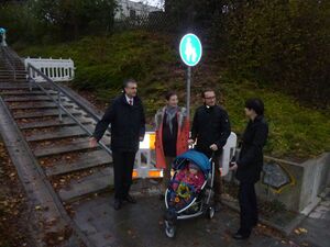 Die SPD-Stadträte Katja Vogel (r.) und Dr. Thomas Burger (l.) mit einer jungen Familie bei einem Ortstermin.