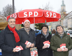 Dr. Thomas Burger, Matthias Vernim, Katja Vogel und Juba Akili (v.l.n.r) bei der Verteilung.