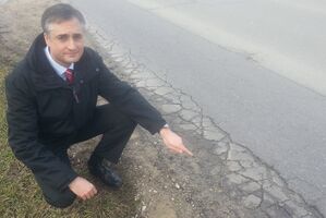 Dr. Thomas Burger ist besorgt über den katastrophalen Zustand der Straße.