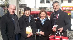 Jocham Wolbergs, Katja Vogel, Margit Wild und Dr. Thomas Burger beim Verteilen der Ostergrüße.