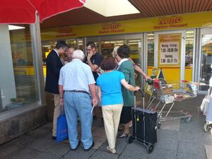 Rege Diskussionen ergaben sich beim Infostand des SPD-Ortsvereins mit dem örtlichen Stadtrat Dr. Thomas Burger (links).