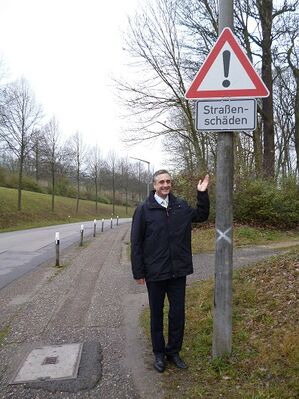 Stadtrat Dr. Thomas Burger freut sich, dass die Warnung vor Straßenschäden endlich bald der Vergangenheit angehört.