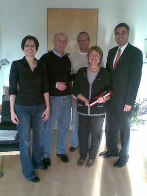 v.l.n.r.: Katja Vogel, Bürgermeister Joachim Wolbergs, Helga Glas mit Sohn und Stadtrat Dr. Thomas Burger