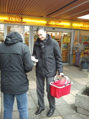 Stadtrat Dr. Thomas Burger beim Verteilen der Karten.