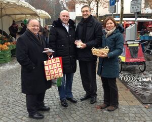 Norbert Hartl, Joachim Wolbergs, Dr. Thomas Burger und Margit Wild beim Kumpfmühler Markt.