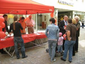 Die Genossen um Dr. Thomas Burger (l.) gemeinsam mit Bürgermeister Joachim Wolbergs (r.) am Infostand.