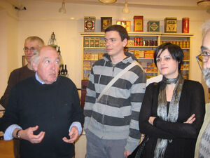 Klaus Caspers (l.) mit den beiden stv. Kumpfmühler Ortsvereinsvorsitzenden Katja Vogel (r.) und Matthias Vernim (m.).