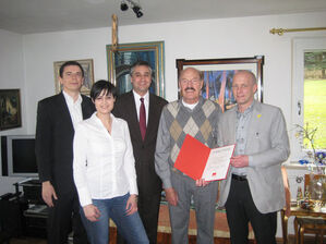 Joachim Wolbergs (r.) und Dr. Thomas Burger (Mitte) sowie Katja Vogel und Matthias Vernim ehrten Horst Hanske.