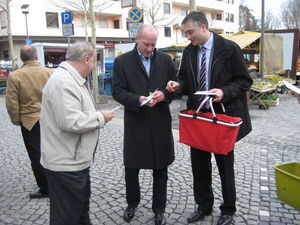Stadtrat Dr. Thomas Burger (r.) mit Fraktionschef Norbert Hartl (l.) und Bürgermeister Joachim Wolbergs beim Verteilen.