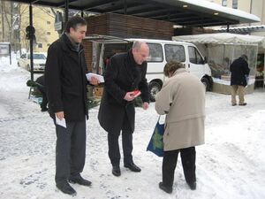 OV-Vorsitzender und Stadtrat Dr. Thomas Burger und Bürgermeister Joachim Wolbergs beim Verteilen der Weihnachtsgrüße