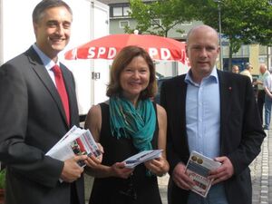 Dr. Thomas Burger, MdL Margit Wild und Bürgermeister Joachim Wolbergs (v.l.n.r.) beim Verteilen des neuen Südblick.