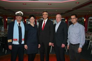 Joachim Wolbergs (2.v.r.) mit Mitglieder des SPD-Ortsvereins und dem Kapitän der MS Gloria.