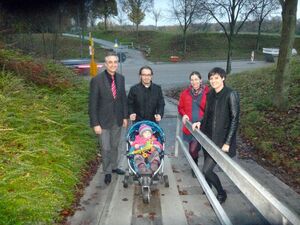Stadträtin Katja Vogel (r.) und Stadtrat Dr. Thomas Burger (l.) zusammen mit einer Familie beim Testen der neuen Rampe.