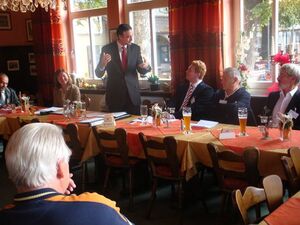 Dr. Thomas Burger (Mitte) bei seinem Referat. Links daneben MdL Margit Wild, rechts OV-Vorsitzender Markus Zaglmann.