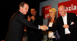 Joachim Wolbergs beim Shakehands mit dem Parteivorsitzenden Franz Müntefering.