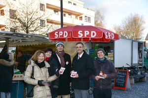 Weihnachtsaktion beim Kumpfmühler Markt mit Margit Wild, Katja Vogel, Matthias Vernim, Dr. Thomas Burger, Juba Akili